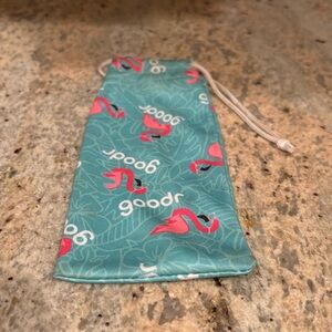 Sunglasses Micro Fiber case
No glasses 
It's just a case of